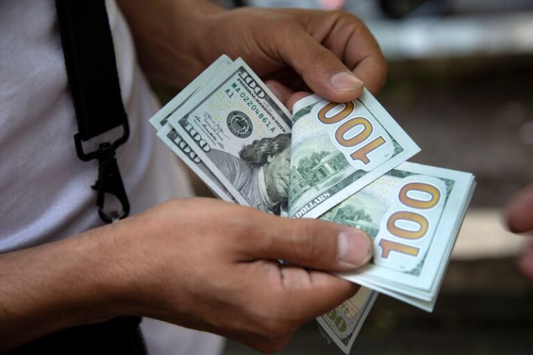 Asia FX slips as greenback rebounds, Fed charge peak in sight